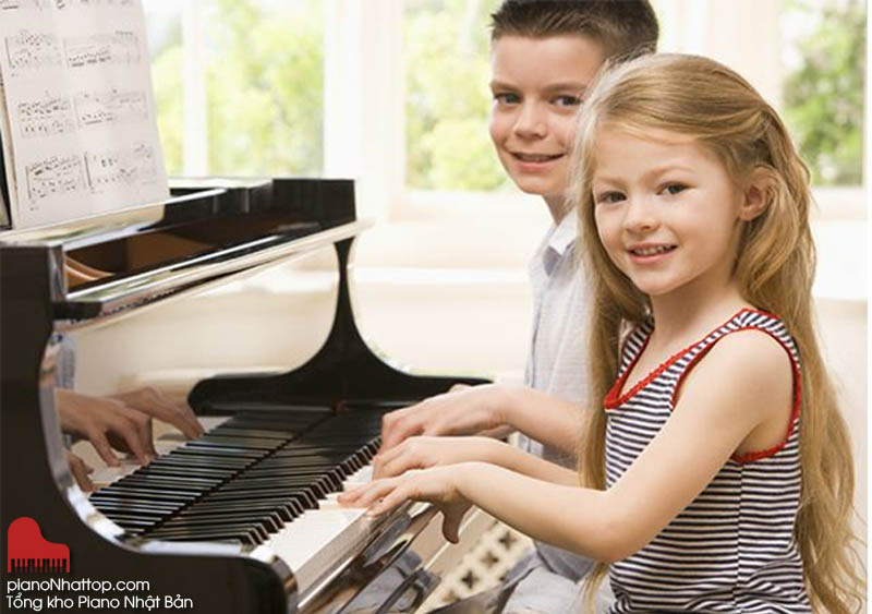 Giải thích vì sao học đàn piano giúp trẻ phát triển toàn diện